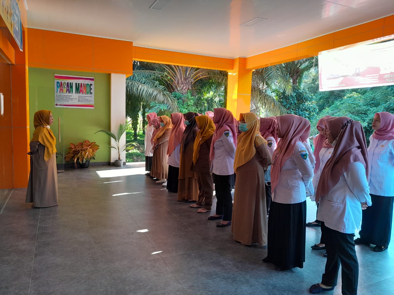 Kepala Puskesmas Kayu Gadang melaksanakan Apel Pagi  