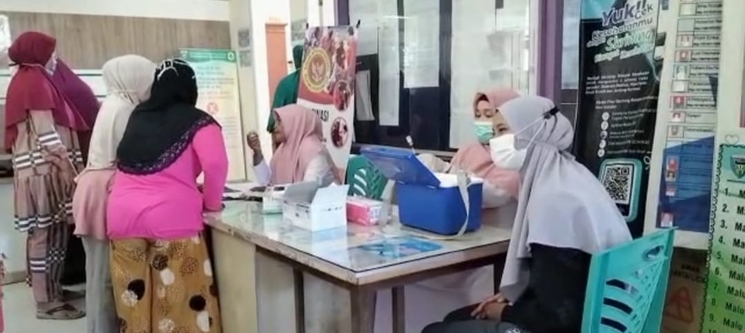 Giat pelaksanaan Vaksinasi kepada masyarakat di puskesmas kambang