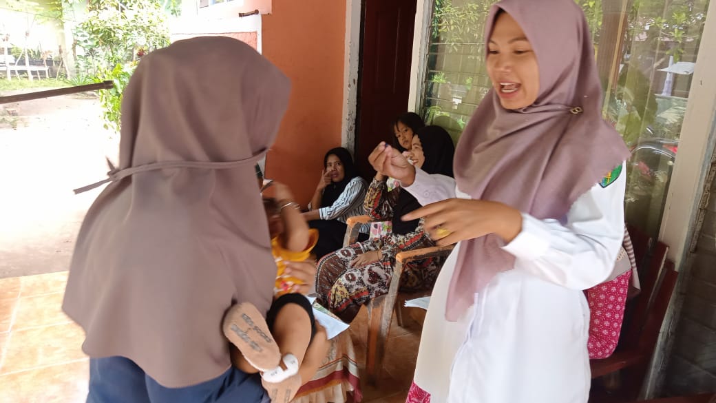Puskesmas  Surantih lakukan pemantauan pelaksaan di posyandu oleh bidan desa syofia.