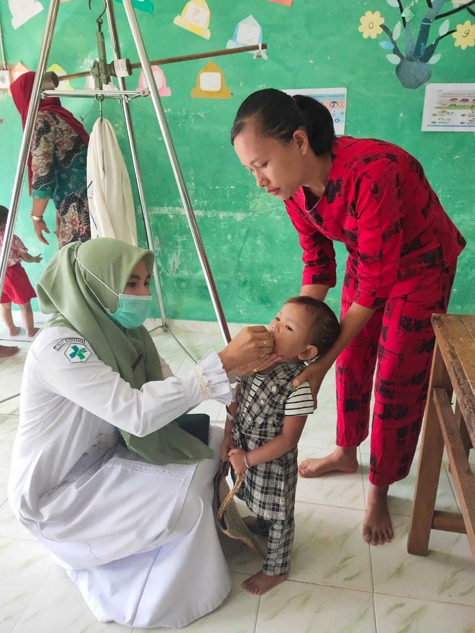 Pusk. IV Koto Mudik lakukan Penimbangan masal dan pemberian vitamin A\" Di Posyandu Anggrek I dan II