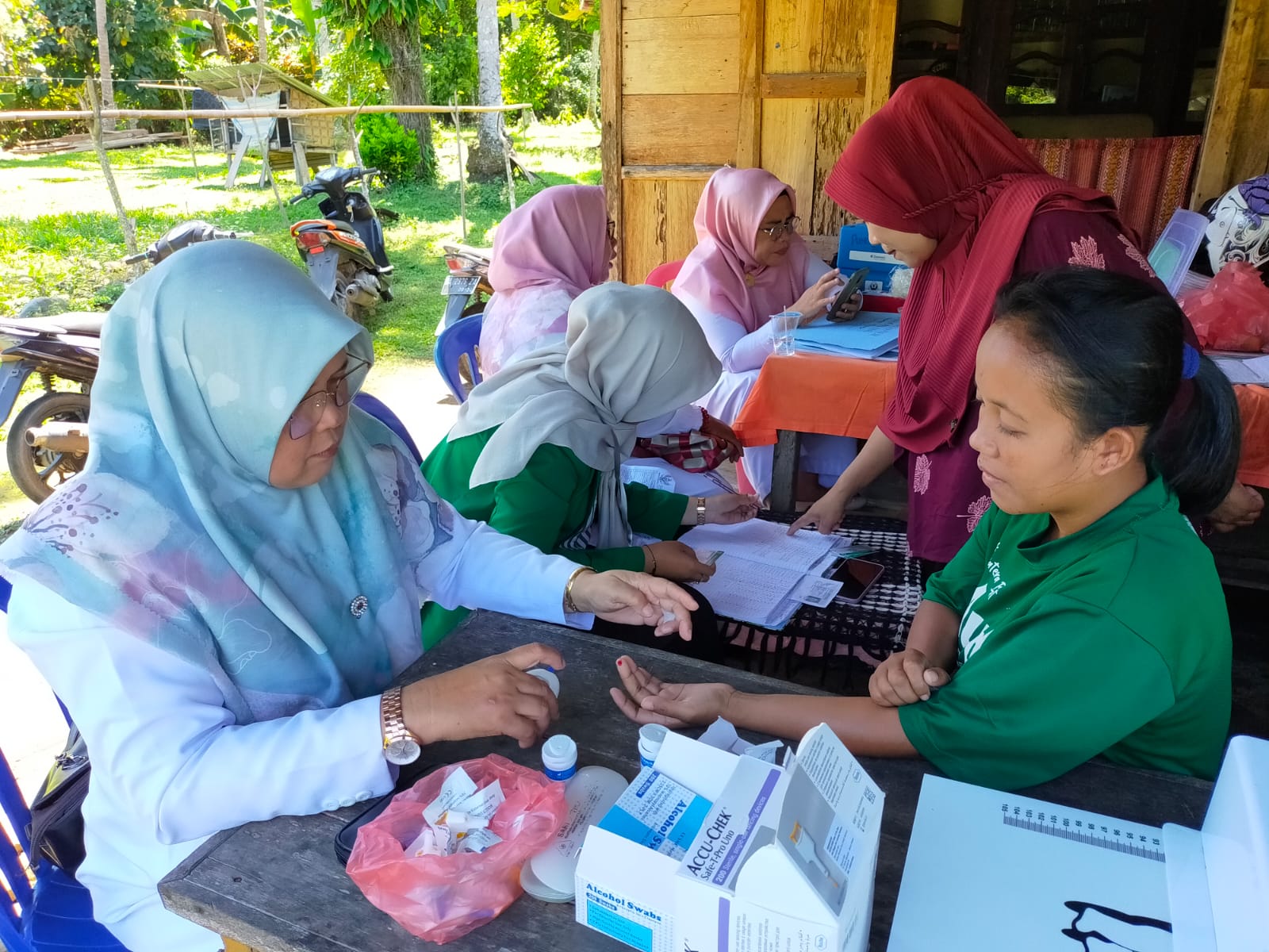Puskesmas Kambang lakikan Posbindu PTM di Kampung Koto Raya. 