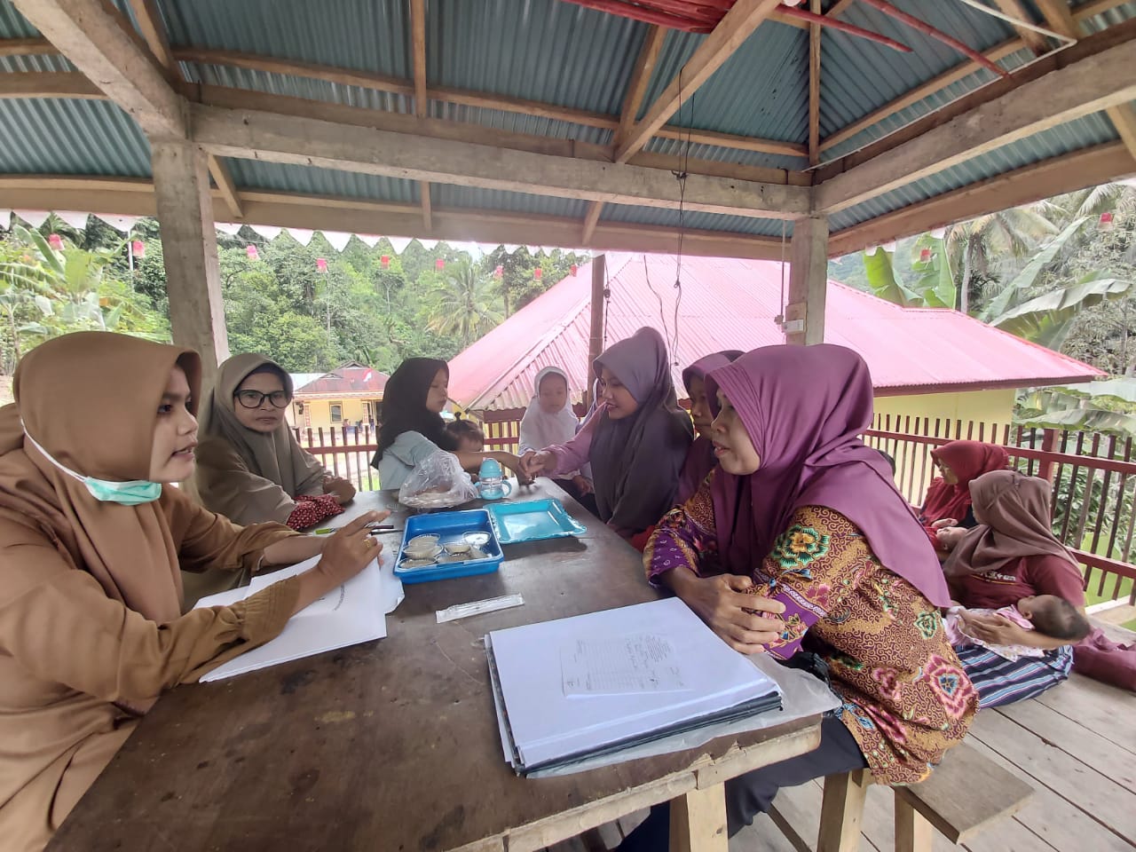 PUSKESMAS ASAM KUMBANG LAKUKAN PEMBINAAN KADER di posyandu bawang putih 