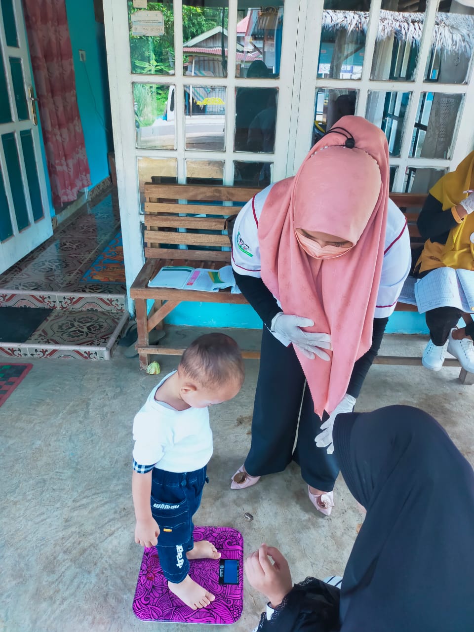 Petugas gizi Puskesmas Pasar Baru dan tim melakukan sepervisi dan penimbangan langsung di posyandu 
