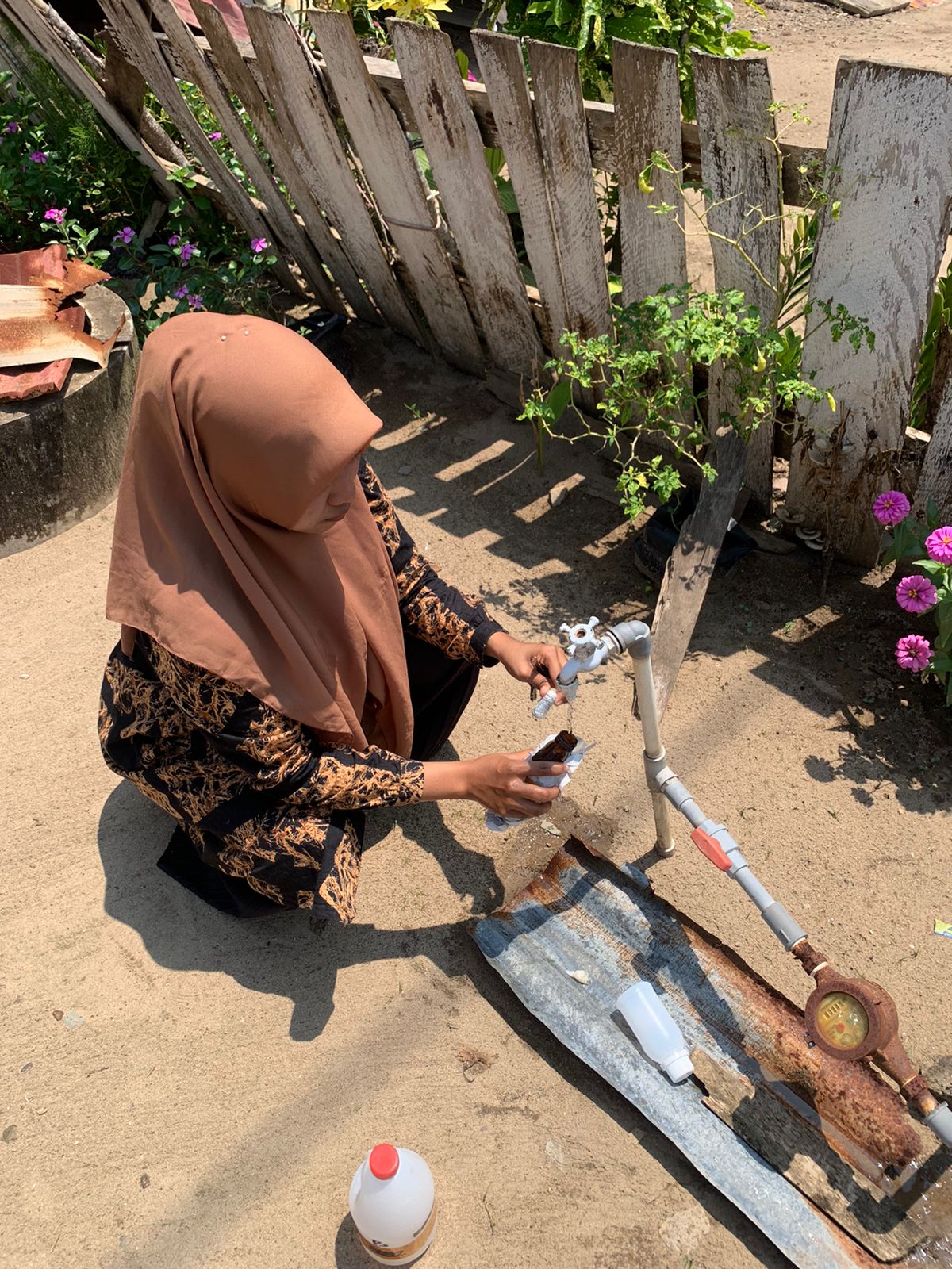 Pengambilan Sampel PDAM di rumah masyarakat di kampung Pasar Gompong Puskesmas Kambang 