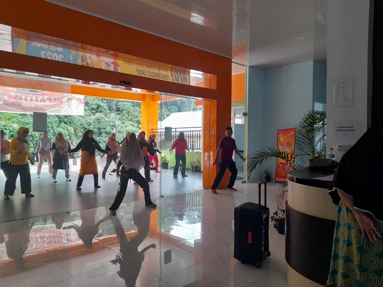 Senam bersama dilakukan di halaman Puskesmas  Kayu Gadang