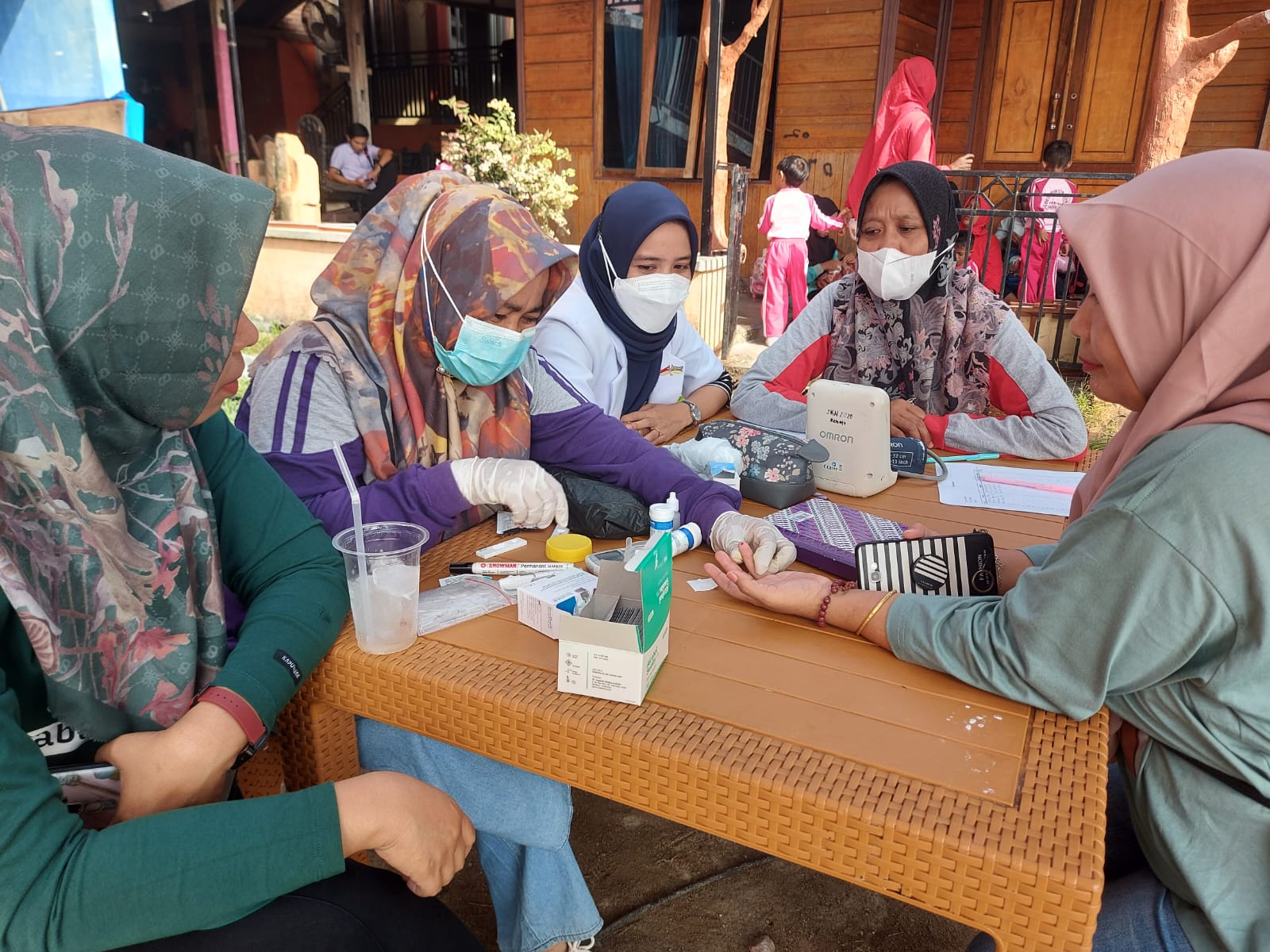 Pelaksanaan Posbindu PTM dan Skreening HIV AIDS di Pantai Carocok Painan  Sabtu, 20 Agustus 2022