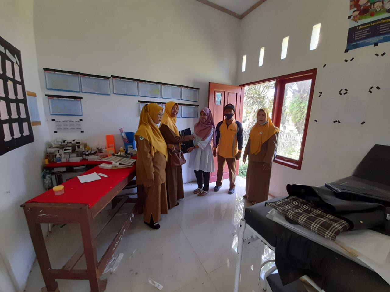 Kepala Puskesmas kayu gadang melaksanakan serah terima Bidan Nagari di  pokesri transmigrasi Kampung