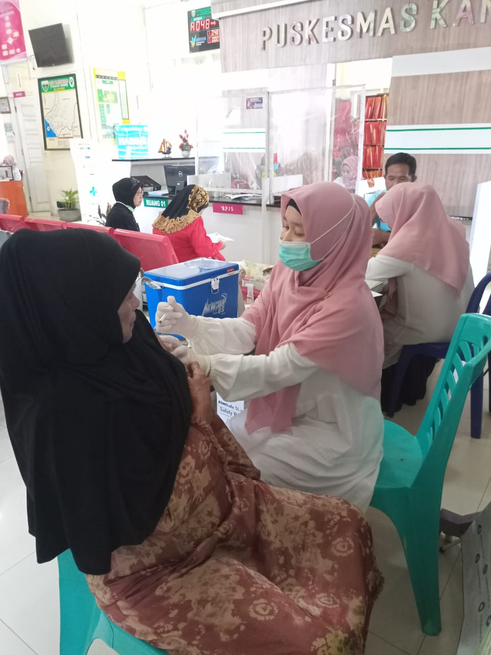 Giat pelaksanaan Vaksinasi kepada masyarakat di puskesmas kambang