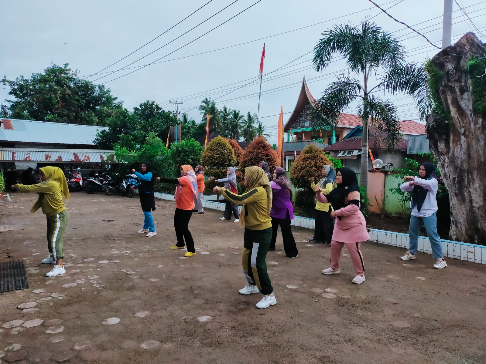 Jumat, 26  Agustus 2022  Giat Senam Pagi di Puskesmas Kambang