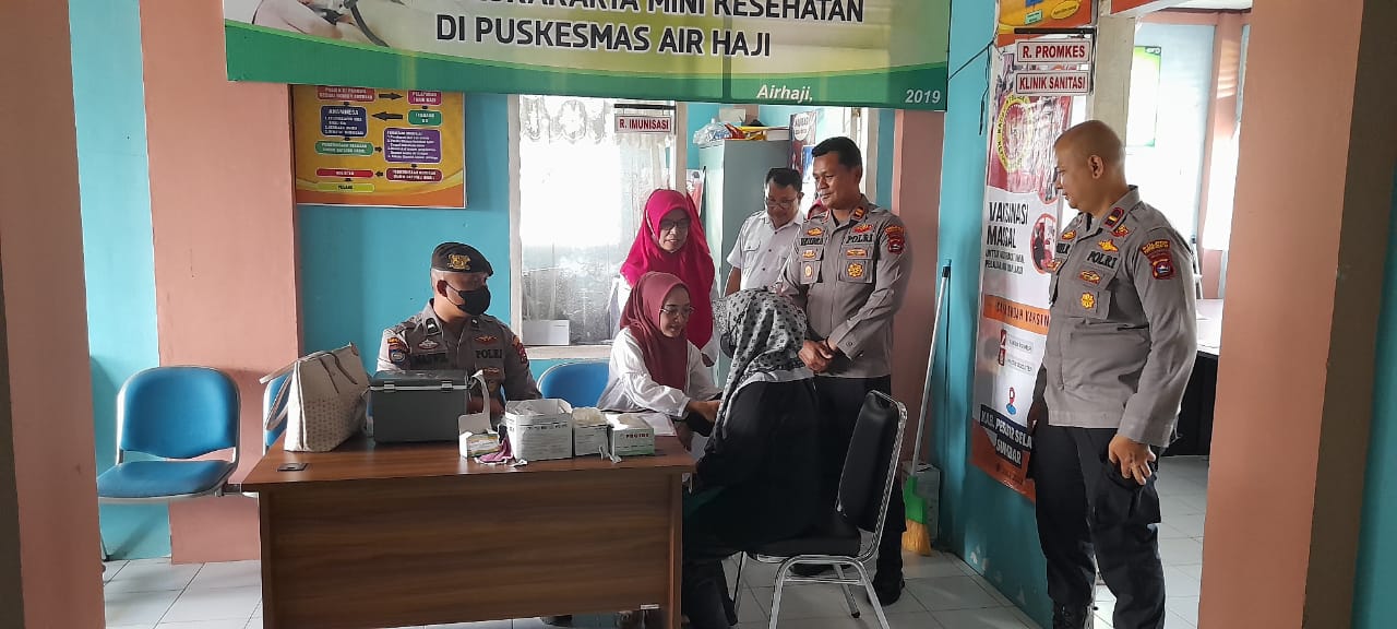Pelaksanaan Kegiatan Vaksinasi Covid-19 di Posko Vaksinasi Puskemas Air Haji, 