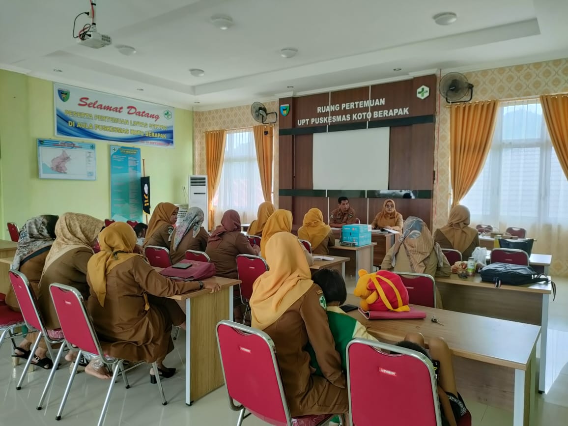 Pertemuan Validasi dan Evaluasi  PWS KIA di Aula pertemuan Puskesmas Koto Berapak.