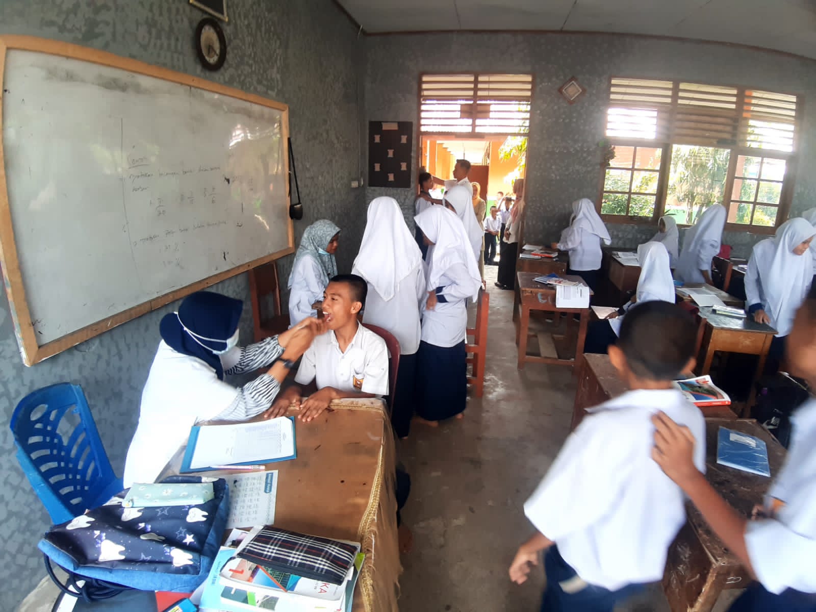 “Pemeriksaan kesehatan di SMP 1 BAB PUSKESMAS TAPAN
