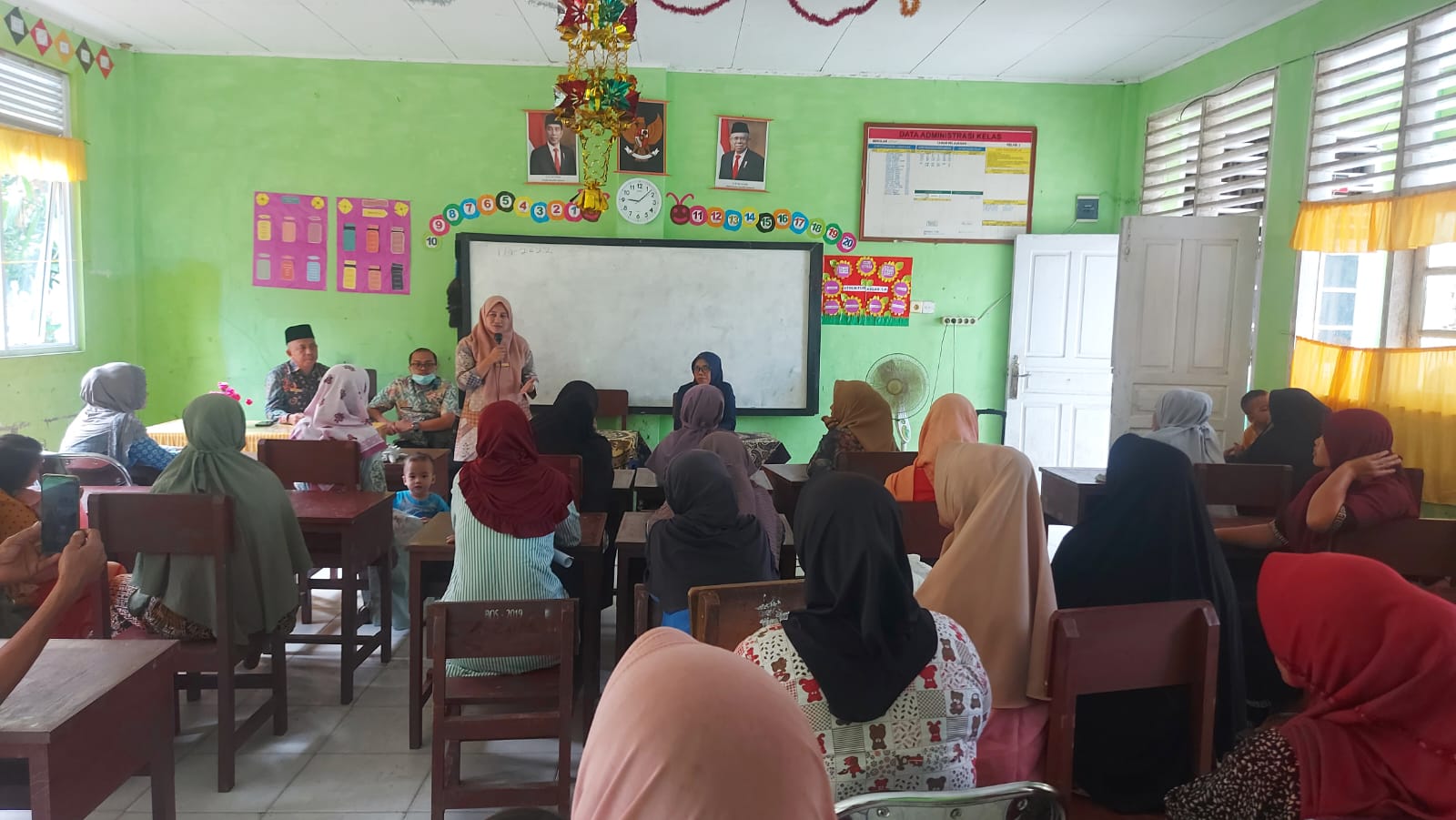 Petugas Promkes dan Petugas Imunisasi melakukan sosialisasi tentang BIAN di MIN 1 Pesisir Selatan.