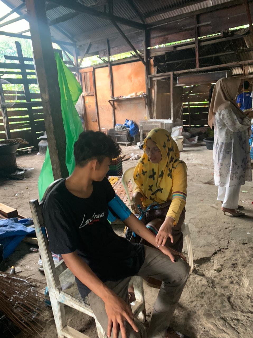 Kegiatan Upaya Kesehatan Kerja (UKK) ditempat pembuatan kerupuk Puskesmas Tapan\"