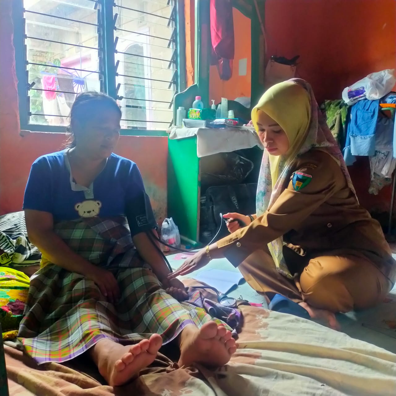 Puskesmas Koto Berapak Melakukan Kunjungan Rumah Ibu Nifas dan Bayi Baru Lahir di Kampung Lubuk Gamb