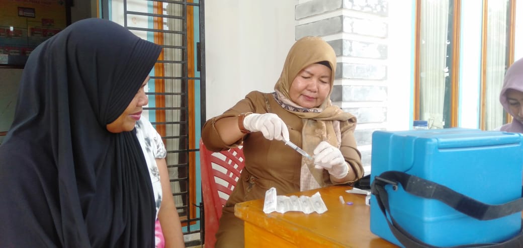 TENAGA KESEHATAN PUSKESMAS KAYU GADANG MELAKSANAKAN VAKSINASI COVID-19
