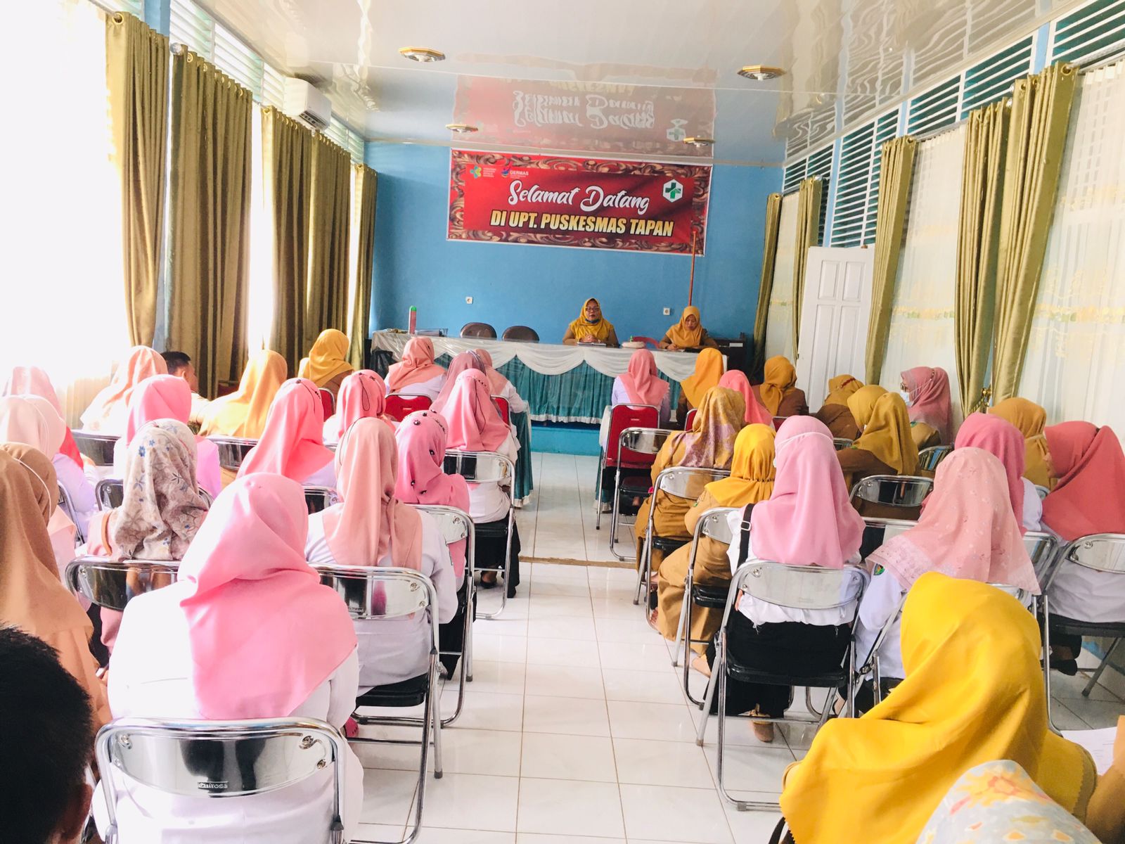 Pertemuan internal seluruh staff Puskesmas Tapan tentang kedisiplinan pegawai \"