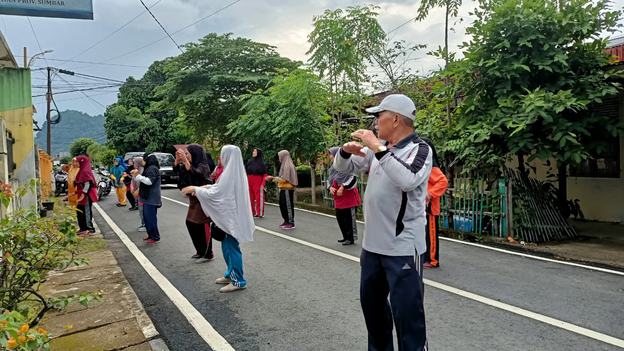 Puskesmas Salido lakukan senam Lansia di Poskesri Painan  selatan  oleh bidan desa