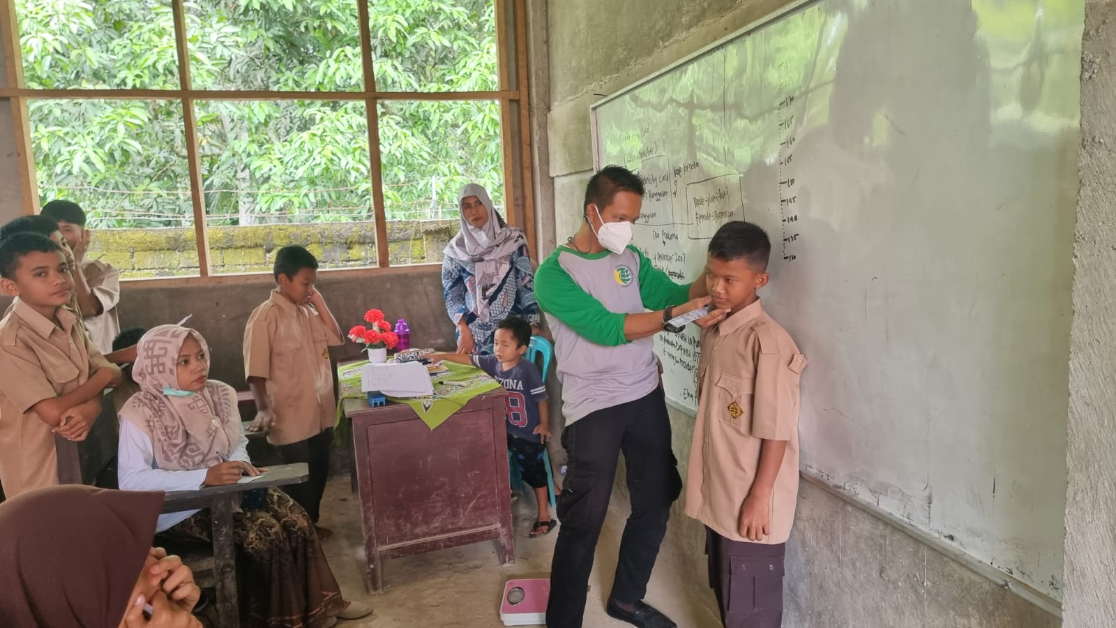 PUSKESMAS Air Haji Sabtu, laksanakan  Penjaringan Program UKS di MTSN 5 Pessel. 