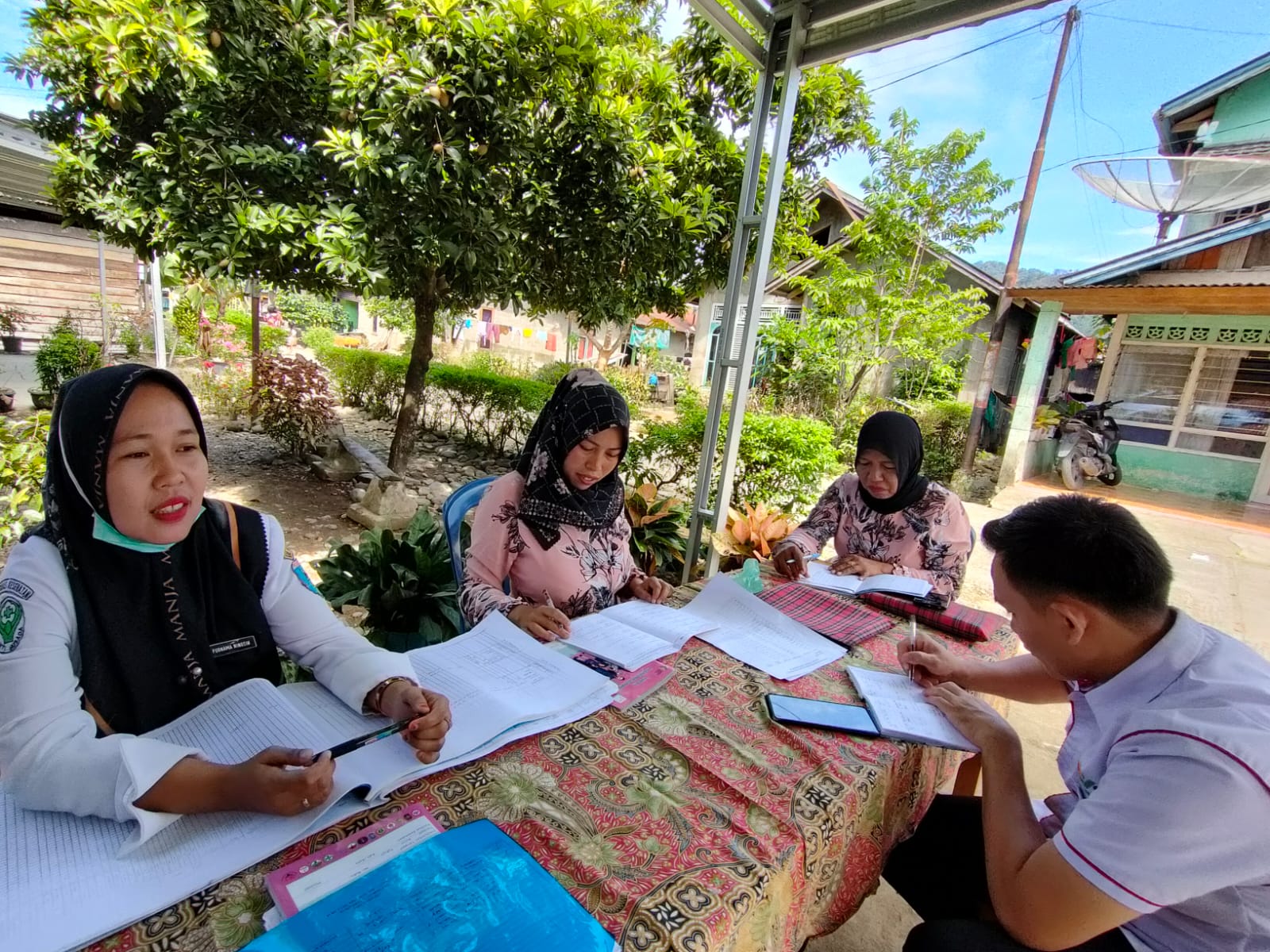 Pemantauan Penimbangan di Posyandu Buah Hati Mama nagari Kubang Puskesmas Koto Berapak