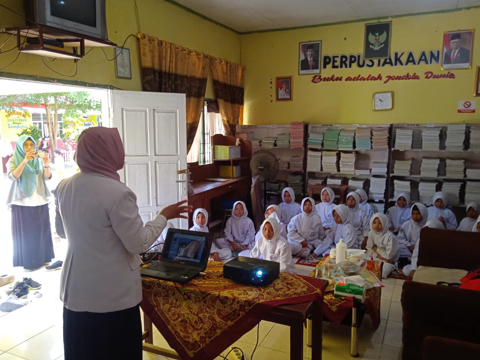 kegiatan UKGS dan Pelatihan Dokter Kecil di SD N 04 Airpura. 