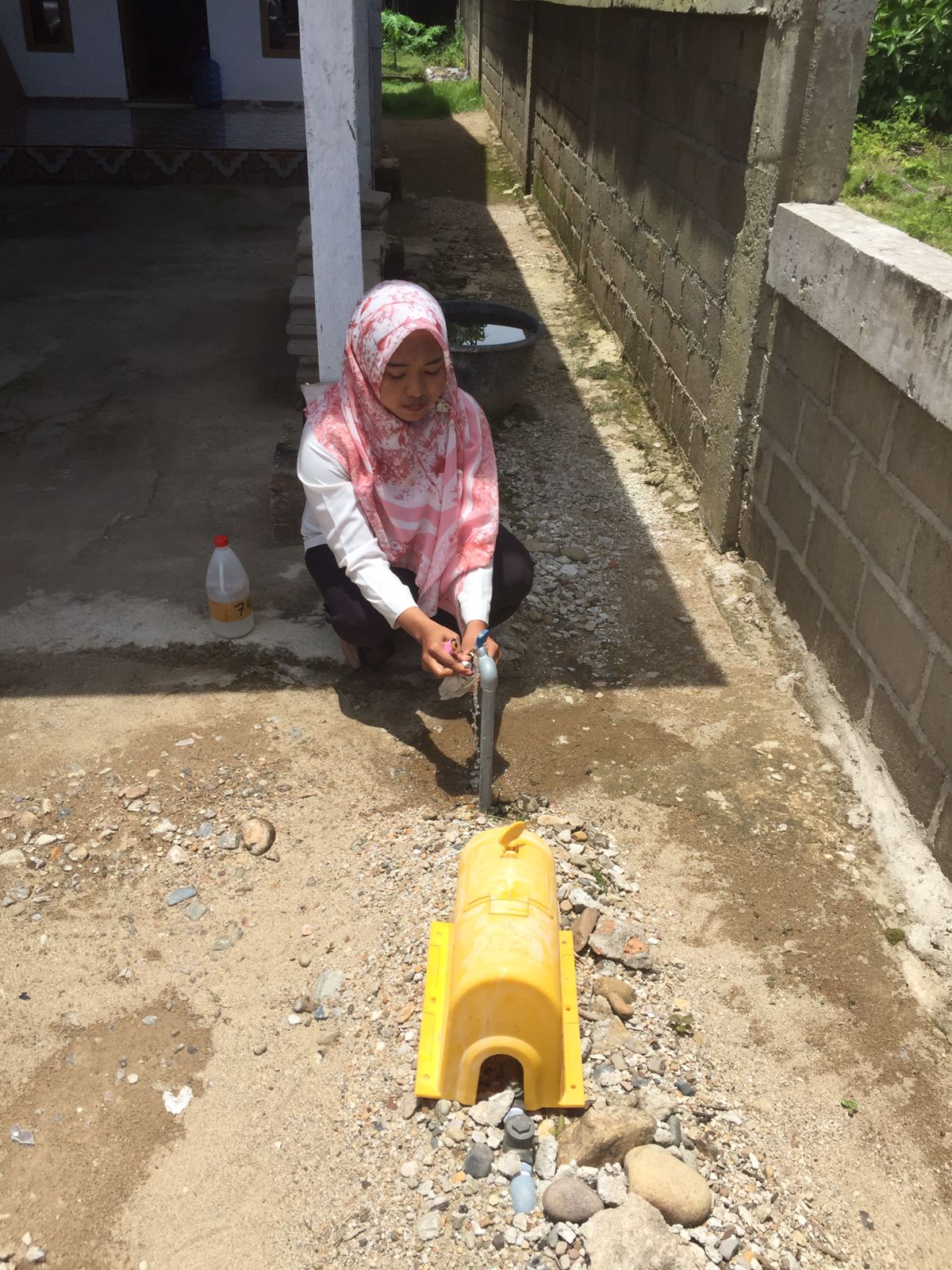 Pengambilan Sampel PDAM di rumah masyarakat di kampung Pasar Kambang 