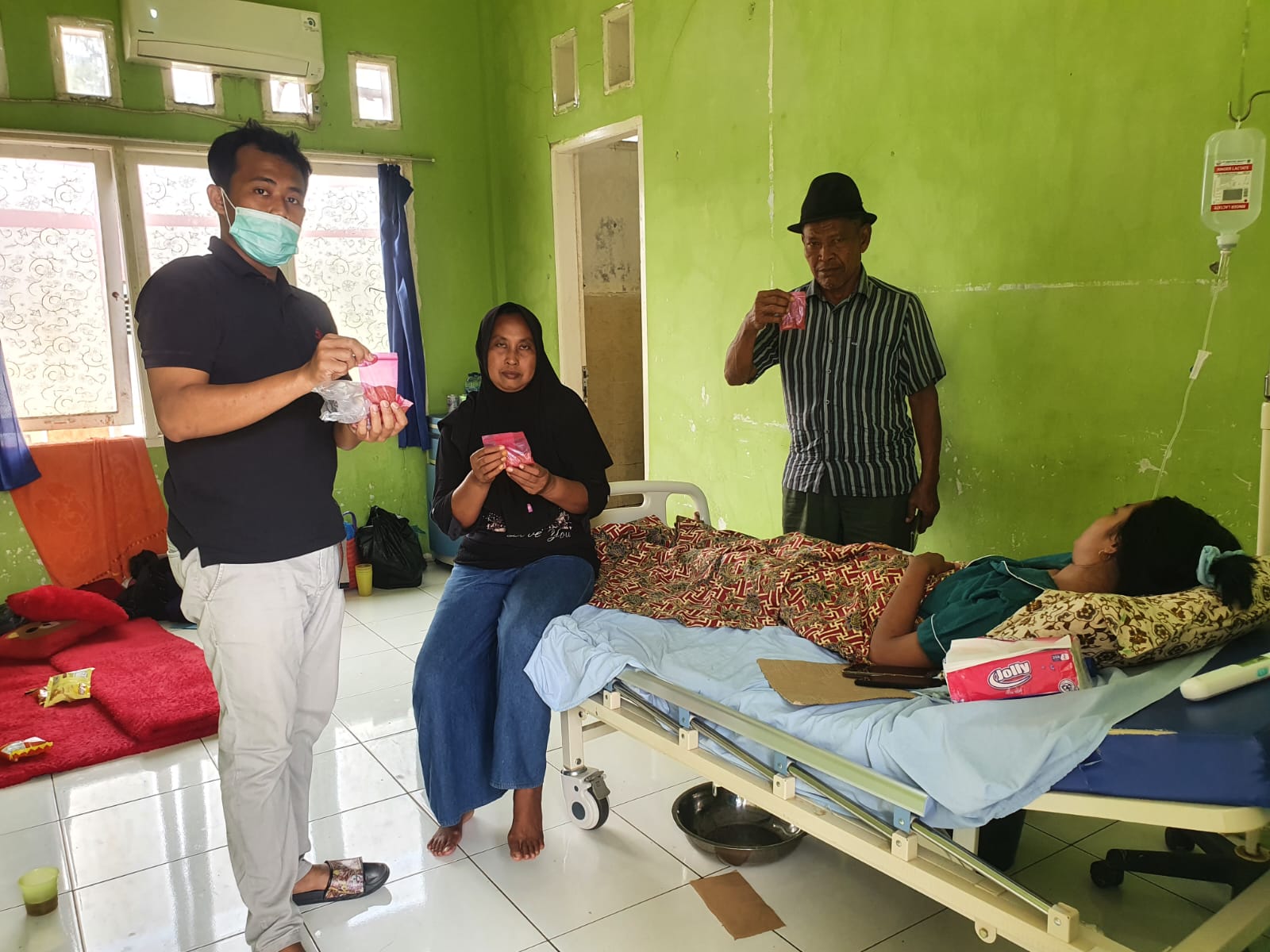 Petugas Puskesmas Tanjung Makmur melakukan pemberian obat ABT Kepada pasien rawat inap 