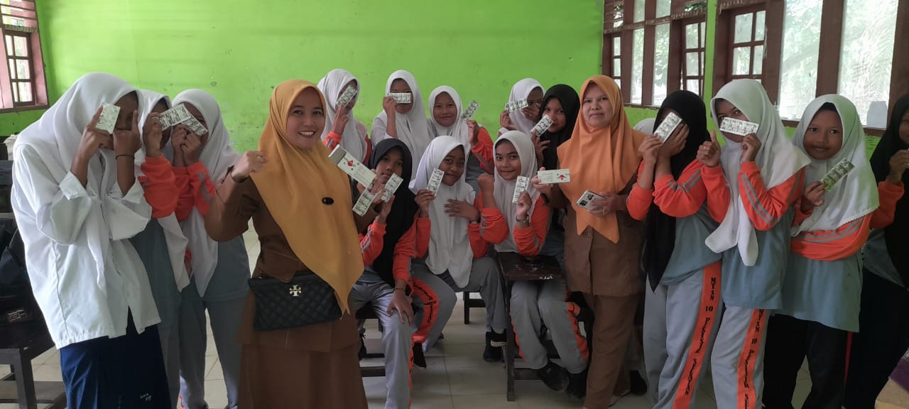 PENDISTRIBUSIAN TABLET FE KE REMAJA PUTRI DI MTSN 10 PESISIR SELATAN PUSK. iNDERAPURA