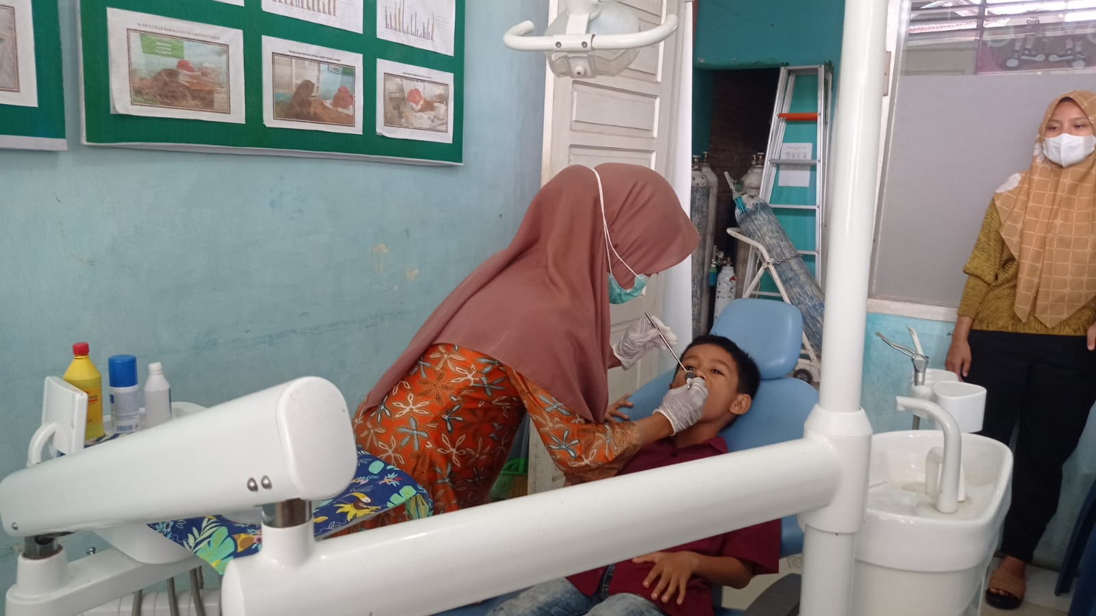 Pelayanan Pasien di Ruang Kesehatan Gigi dan Mulut Puskesmas Air Haji*