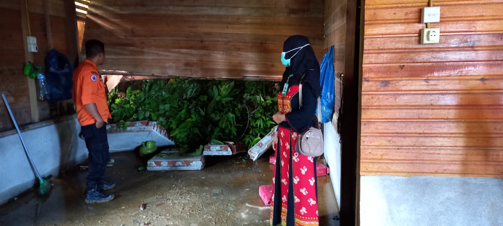Kunjungan bencana longsor di kampung jambak nagari sungai tunu oleh petugas puskesmas balaiselasa