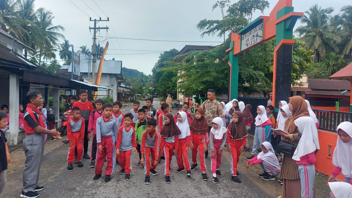 Puskesmas koto berapak melakukan tes kebugaran di sd  14 Lubuk Aur Kenagarian Aur Bagalung