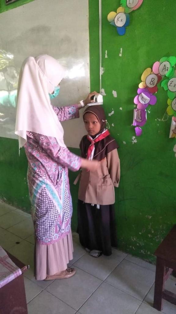 PENJARINGAN KESEHATAN ANAK SEKOLAH DAN PEMBERIAN OBAT CACING DI SD 06 AMPANG TAREH   PUSKESMAS LUMPO