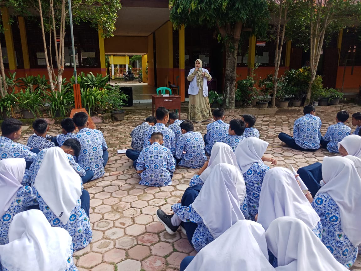 PUSKESMAS KOTO BARU LAKUKAN PENYULUHAN BAHAYA MEROKOK KEPADA SISWA SISWI DI SMPN 4 LENGAYANG