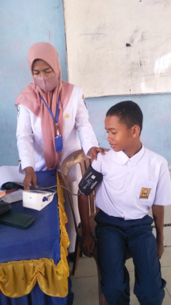 PUSKESMAS LUMPO PENJARINGAN KESEHATAN ANAK SEKOLAH DAN SERAH TERIMA RAPOR KESEHATAN DAN BUKU INFORMA