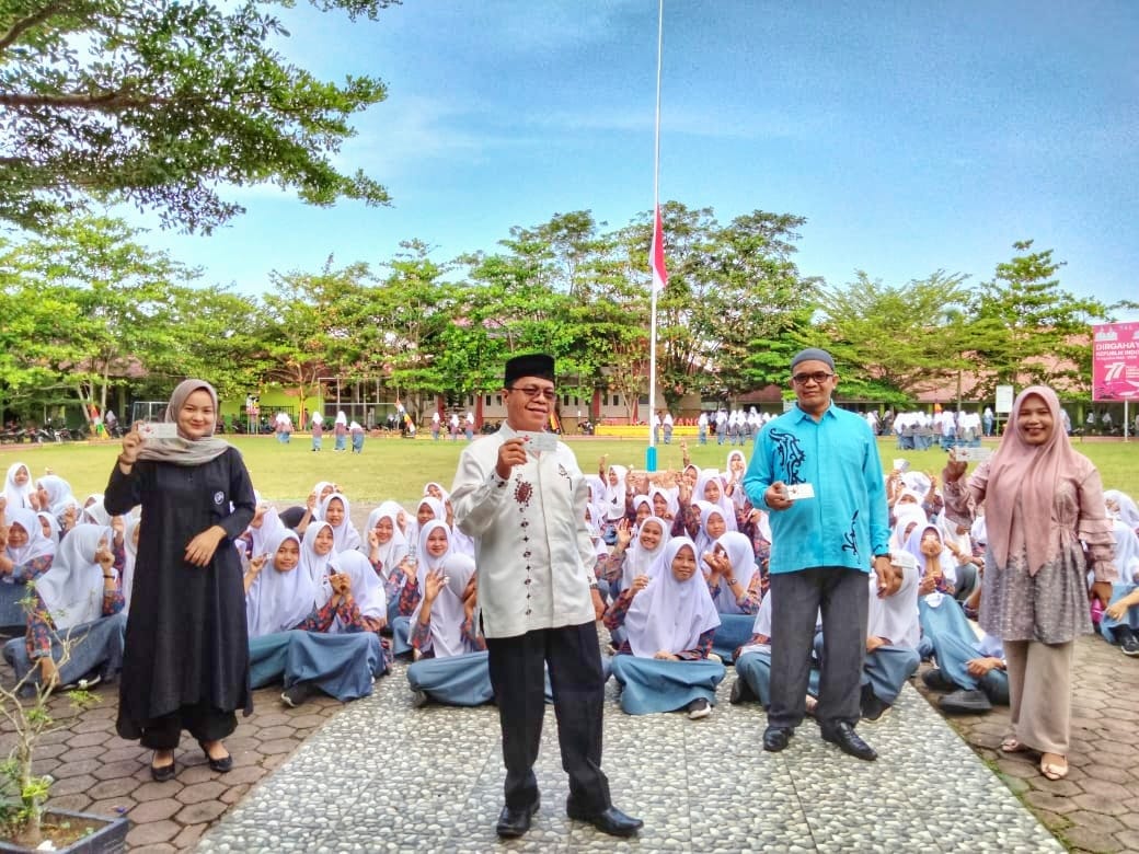 PUSK PASAR BARU ENYULUHAN ANEMIA SERTA KONSUMSI TABLET TAMBAH DARAH SERENTAK PADA REMAJA PUTRI DI SM