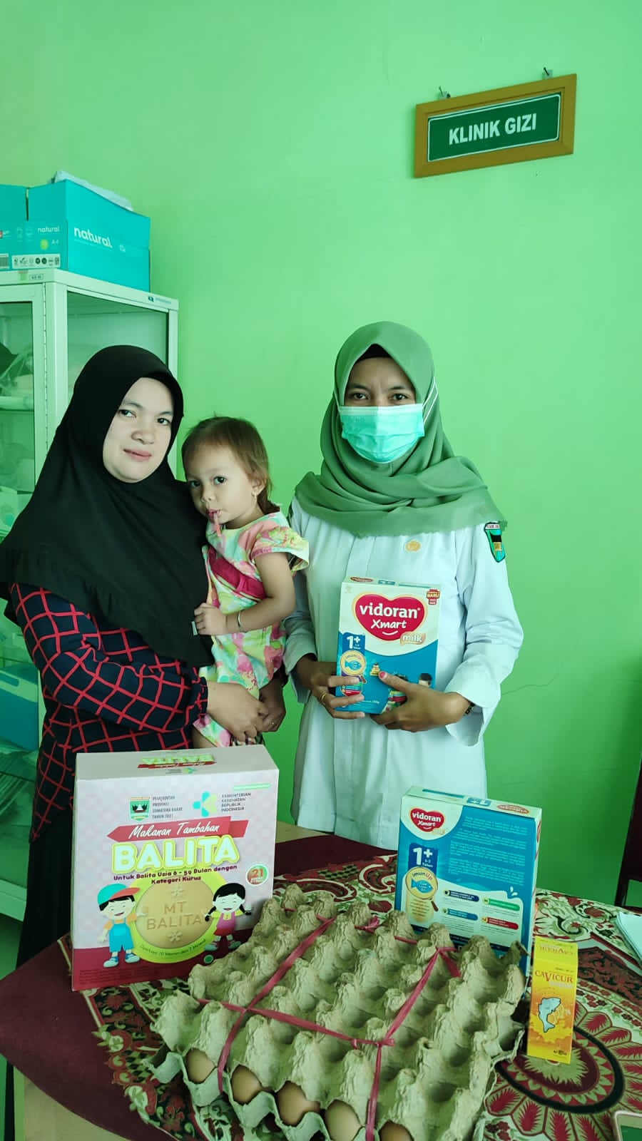 PEMBERIAN PMT PEMULIHAN UNTUK BALITA GIZI KURANG DAN IBU HAMIL KEK RESTI DI PUSKESMAS IV KOTO MUDIK