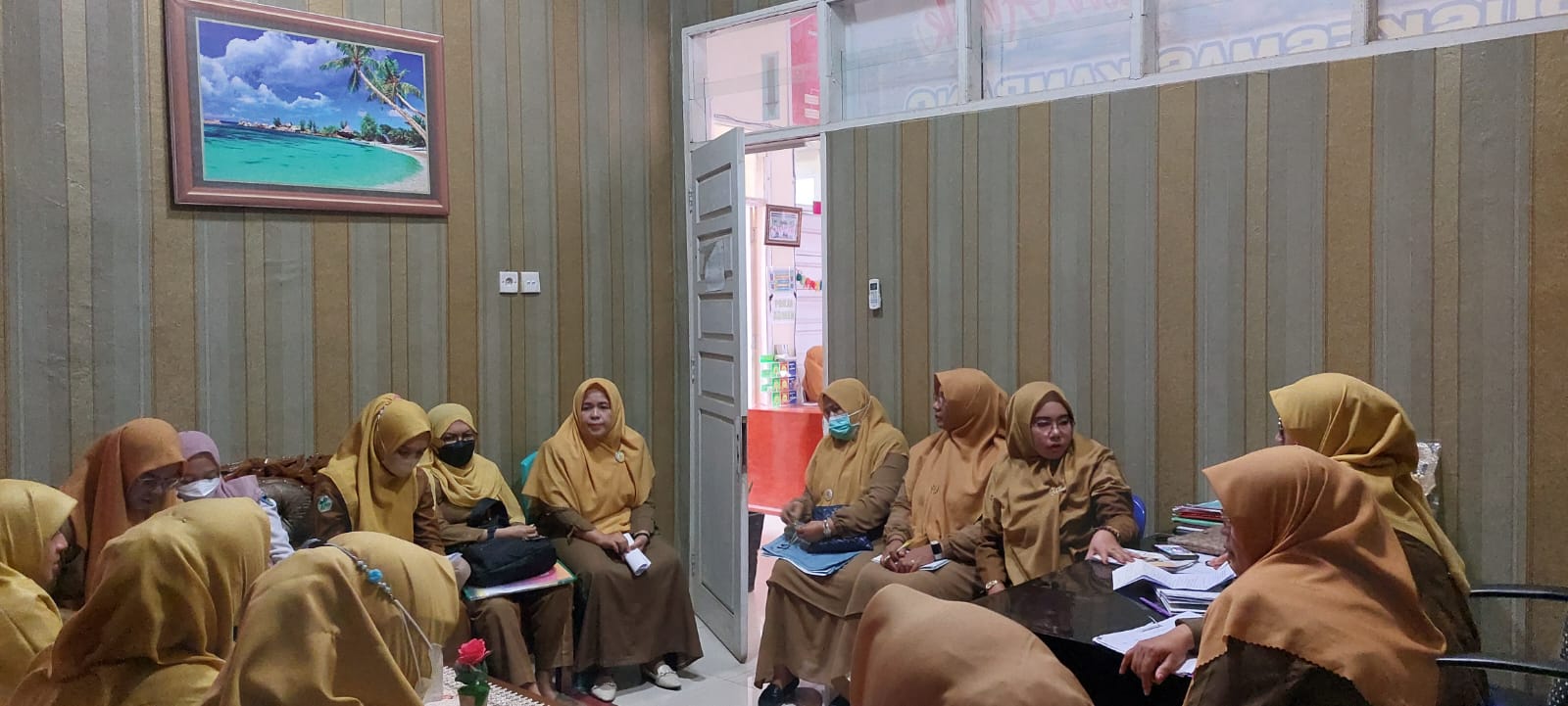 Audit Maternal Perinatal di UPT Puskesmas Kambang bersma Tim dari Dinas Kesehatan, Kepala Puskesmas 