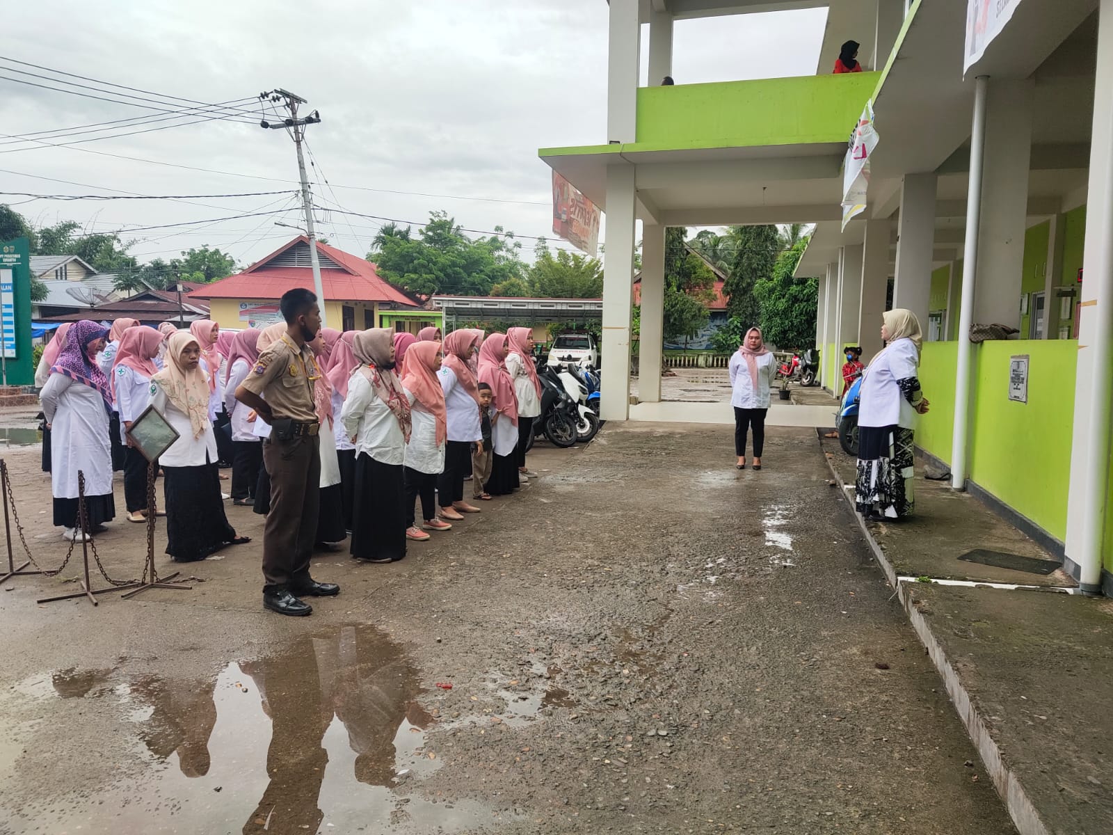 Seluruh staff Puskesmas Surantih setiap pagi  laksanakan apel pagi 