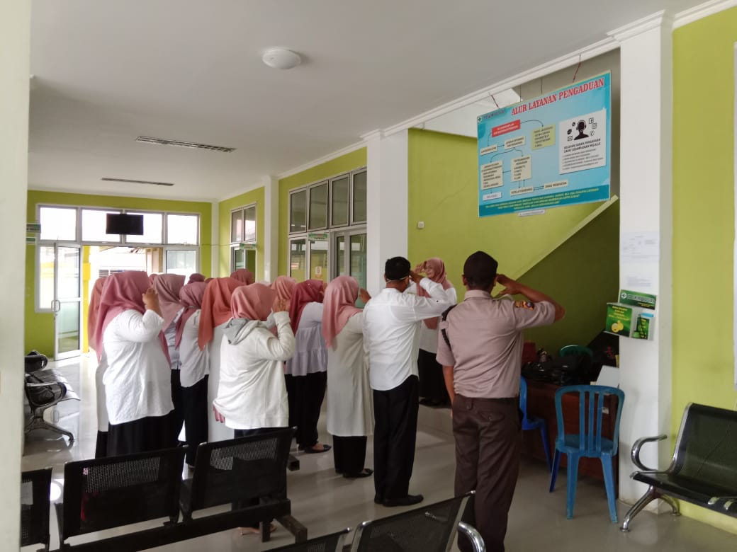 HUJAN LEBAT, PUSKESMAS BALAI SELASA TETAP MELAKSANAKAN APEL PAGI