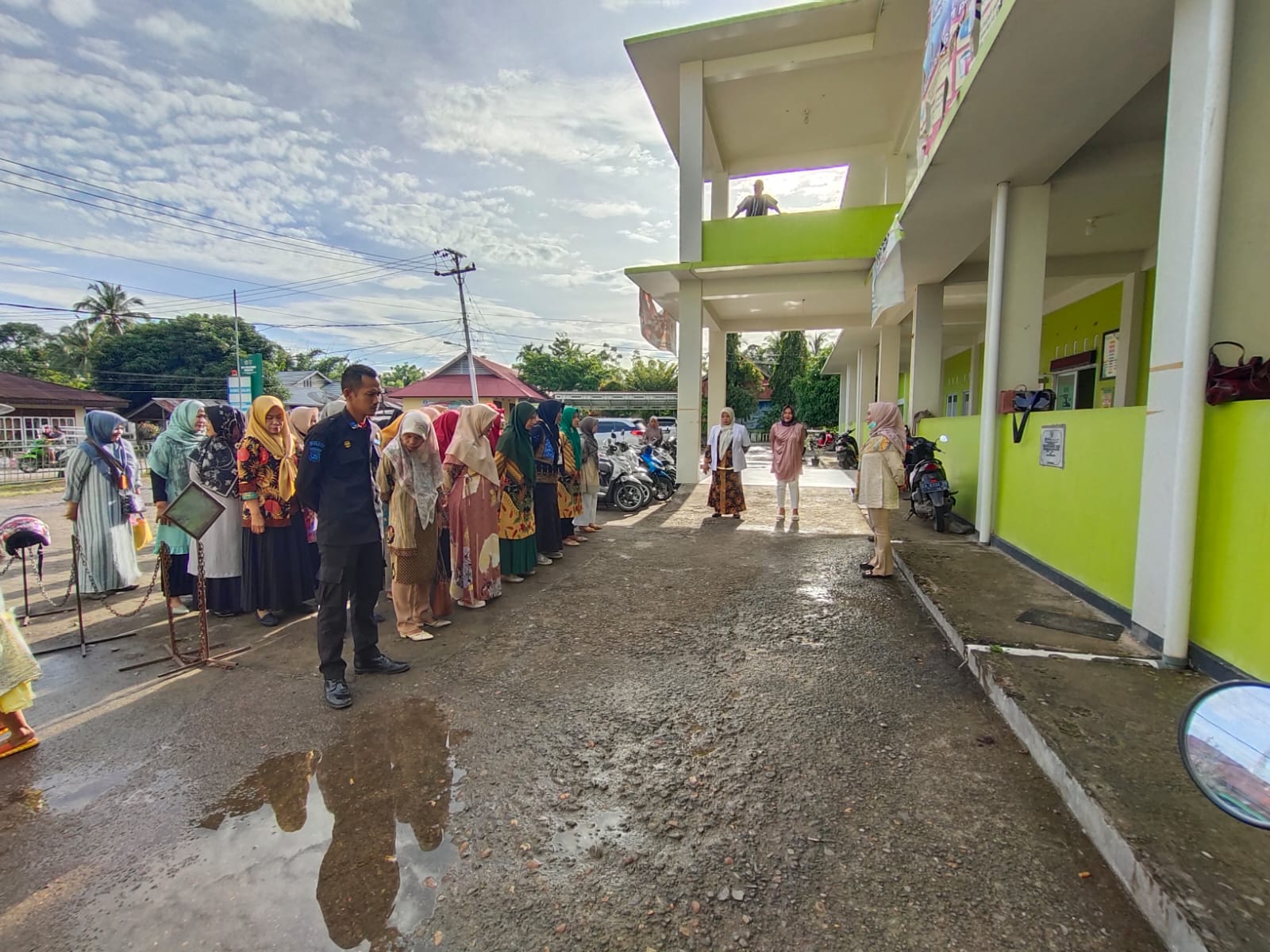 Puskesmas Surantih laksanakan Apel Pagi dihalaman Puskesmas