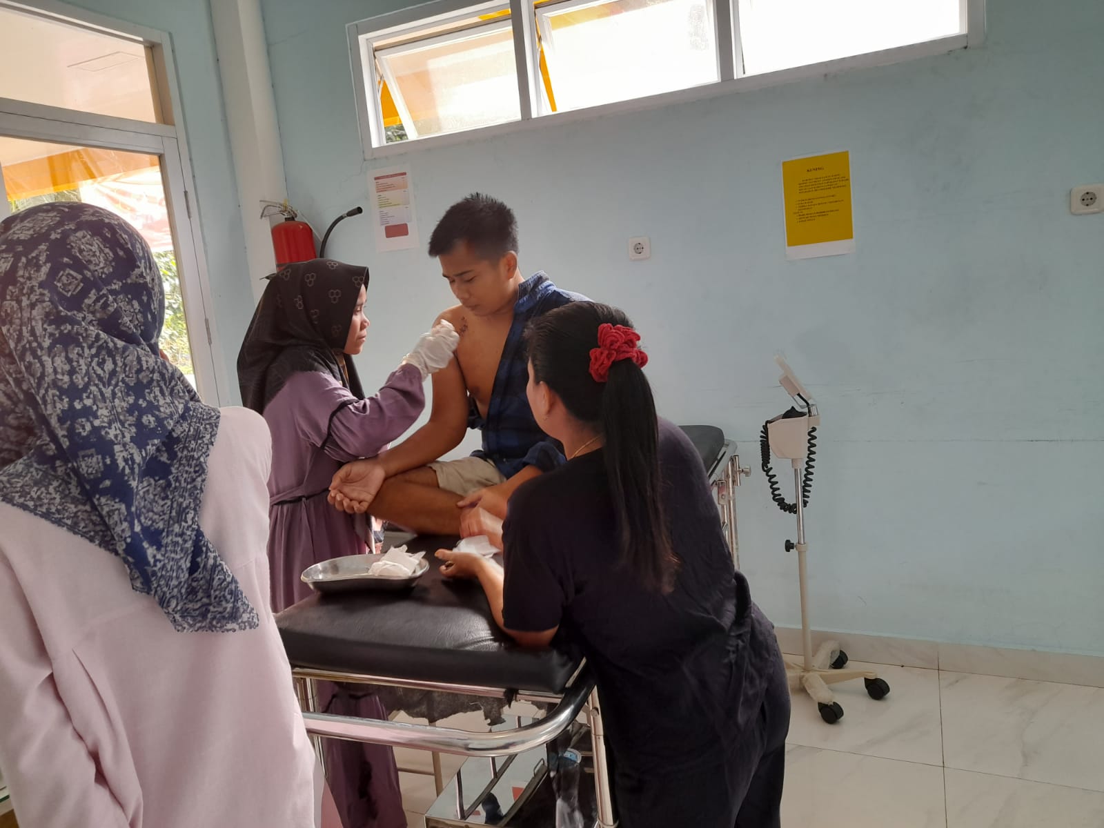 POLI IGD Pusk Kayu Gadang   lakukan buka jahitan  dan gantiverbal pada pasien post operasi