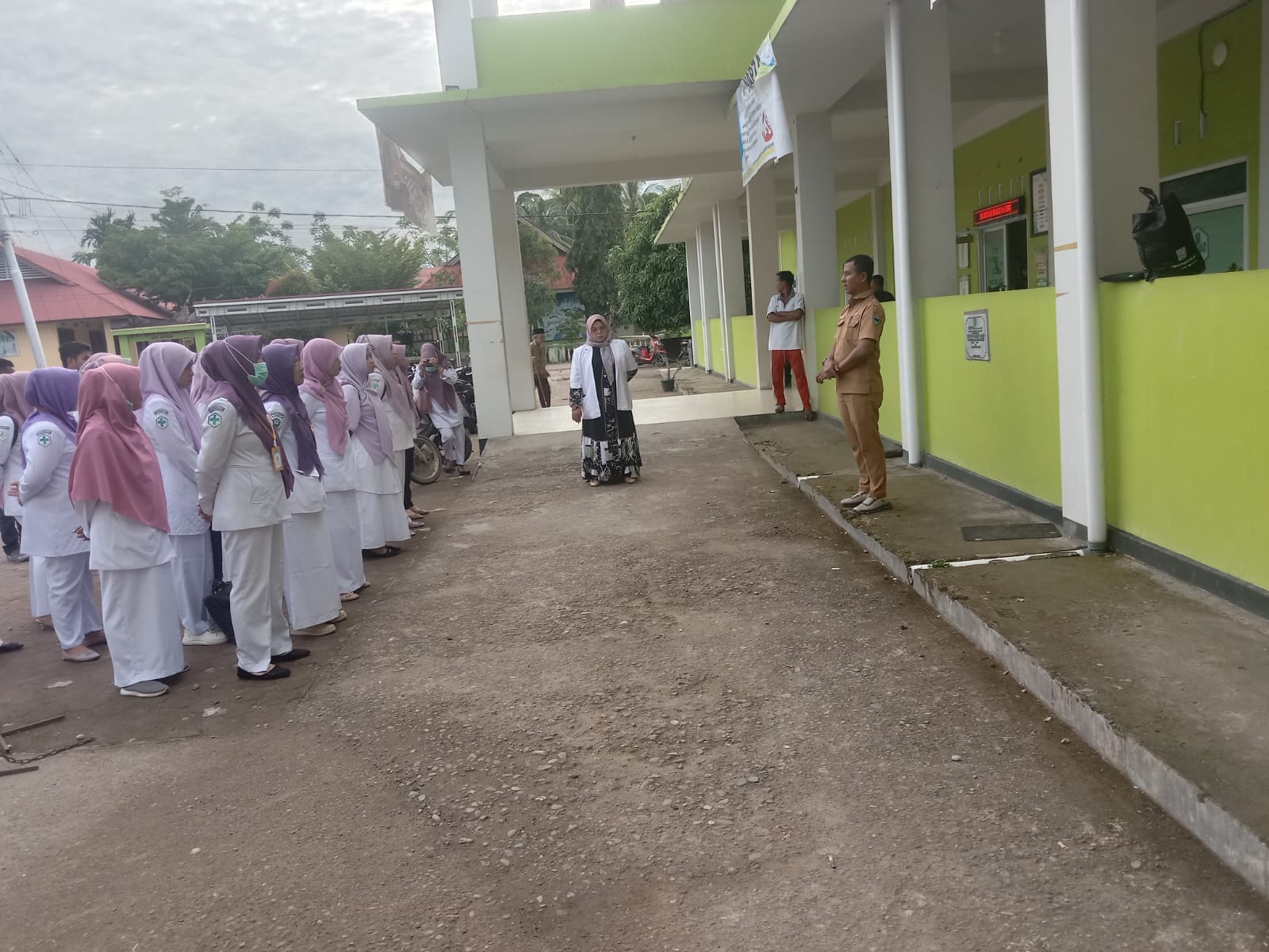 *Rutinitas apel pagi Puskesmas Surantih*