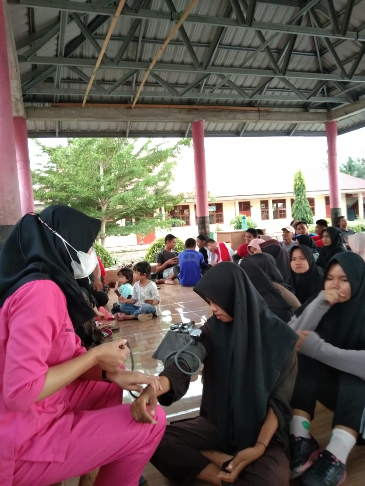 Puskesmas Tapan lakukan Pemeriksaan kesehatan kepada peserta Pertikara Pesisir Selatan di lapangan S