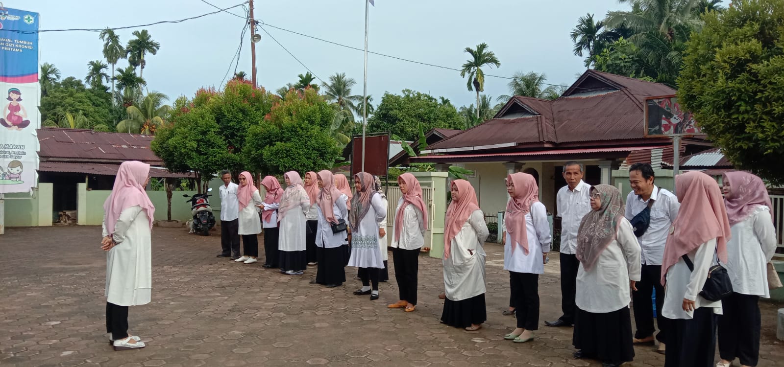  Sebelum memulai aktifitas, Staf Puskesmas Koto Baru di wajibkan untuk mengikuti Apel pagi