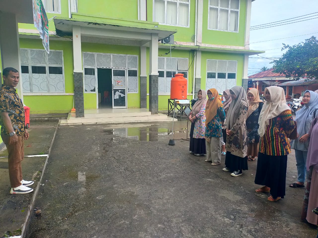 PUSKESMAS SURANTIH  LAKSANAKAN APEL PAGI