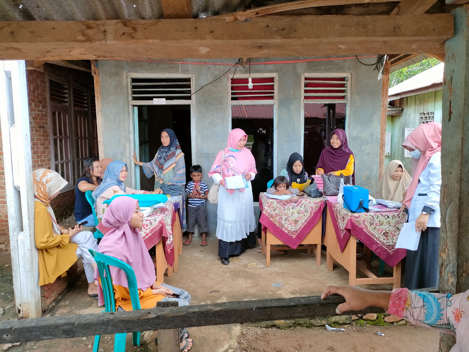 Puskesmas Tapan penyuluhan KB tentang reproduksi ketika hamil di nagari Riak Danau\"