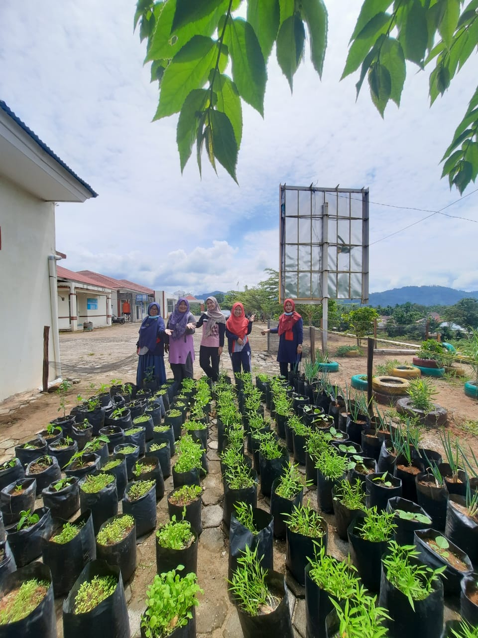 AKSI BERSIH-BERSIH DAN BERKEBUN DI PEKARANGAN PUSKESMAS RAHUL
