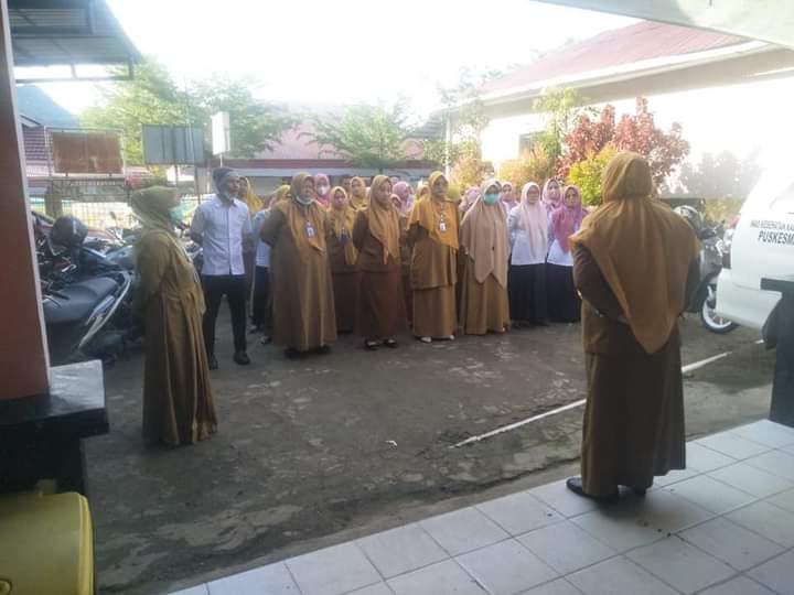 Apel pagi seluruh staf Puskesmas Lumpo di pimpin oleh kepala Kepala Tata Usaha (ktu) puskesmas lumpo