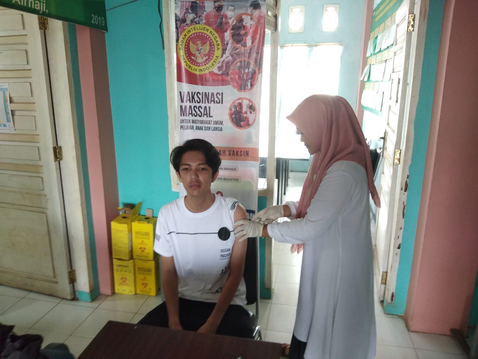 Vaksinasi di Puskemas Air Haji,  berada dalam aman dan tidak ada KIPI.