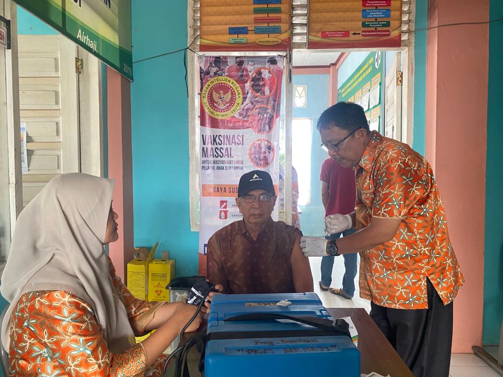Pelaksanaan Kegiatan Vaksinasi Covid-19 di Posko Vaksinasi Puskemas Air Haji, 